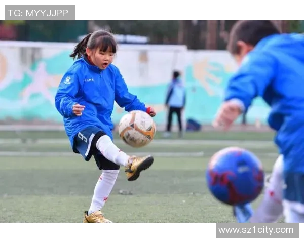 少年心中的足球梦想与明星球员的追逐之旅 少年心中的足球梦想与明星球员的追逐之旅